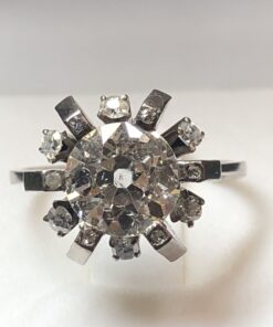 Sortija en forma de rosetón con brillante central de 2'30 cts en oro blanco de ley 18 kts.