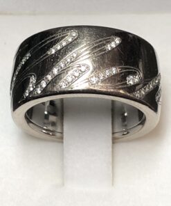 Sortija Chopard con brillantes realizada en oro blanco de ley 18 kts.