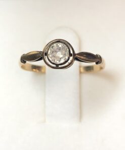 Sortija con diamante en chatón talla transición de 0'25 cts realizado en oro amarillo de ley 18 kts.