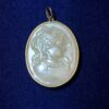 Camafeo con perfil de mujer tallado en nácar con aro de oro amarillo de ley 18 kts.