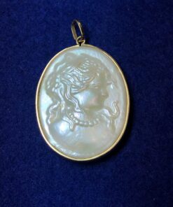 Camafeo con perfil de mujer tallado en nácar con aro de oro amarillo de ley 18 kts.