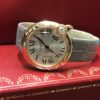 Reloj Cartier Ballon Blanc de señora con diamante las IV, esfera blanca, realizado en oro rosa de ley 18 kts, automático, con pulsera gris de piel genuina, año 2020. Con caja y documentos originales.