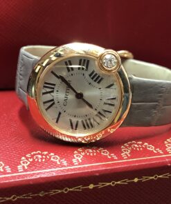 Reloj Cartier Ballon Blanc de señora con diamante las IV, esfera blanca, realizado en oro rosa de ley 18 kts, automático, con pulsera gris de piel genuina, año 2020. Con caja y documentos originales.