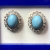 Bonitos pendientes de turquesa azul con orla de diamantes realizados en oro de ley 18 kts.