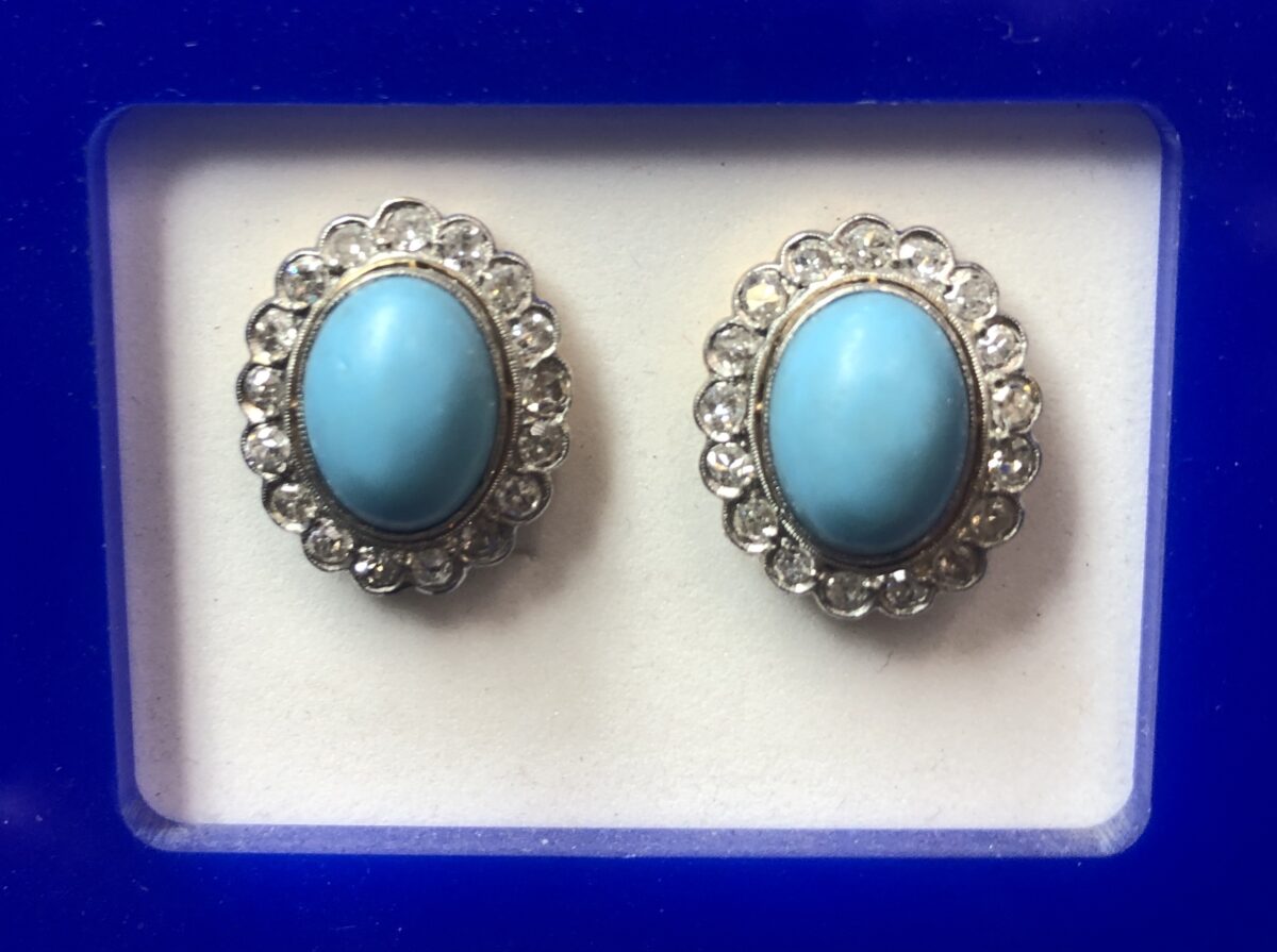 Bonitos pendientes de turquesa azul con orla de diamantes realizados en oro de ley 18 kts.