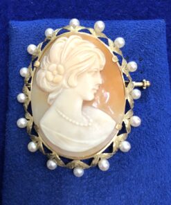 Broche de camafeo vintage con orla de perlitas cultivadas en oro amarillo de ley 18 kts.