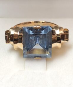 Sortija Chevalier con topacio azul realizada en oro de ley 18 kts.