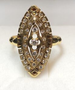 Sortija lanzadera enriquecida con 0'30 cts de brillantes en total, realizada en oro amarillo de ley 18 kts.