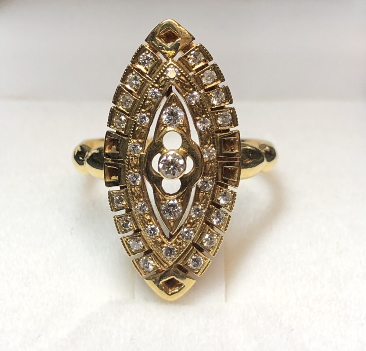 Sortija lanzadera enriquecida con 0'30 cts de brillantes en total, realizada en oro amarillo de ley 18 kts.