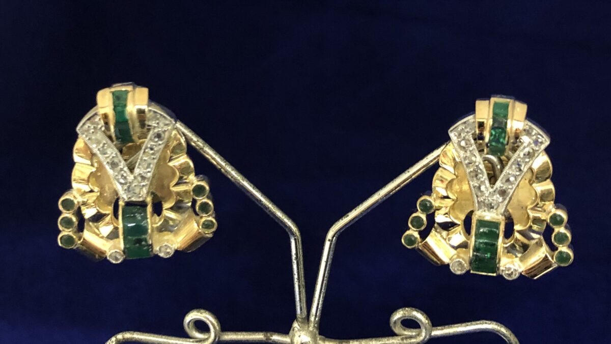 Pendientes Chevalier (años 40) con crisoprasa y 0'30 cts de diamantes en total, realizados en oro amarillo de ley 18 kts.