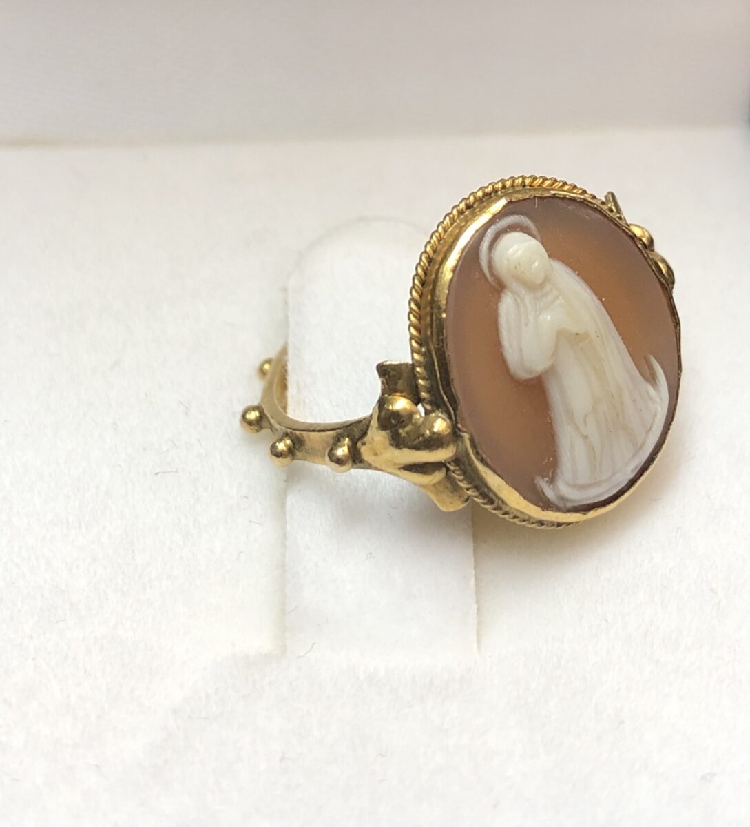 Sortija antigua de rosario (1 misterio) con camafeo de la Virgen de la Inmaculada Concepción, realizada en oro amarillo de ley 18 kts. - Imagen 3