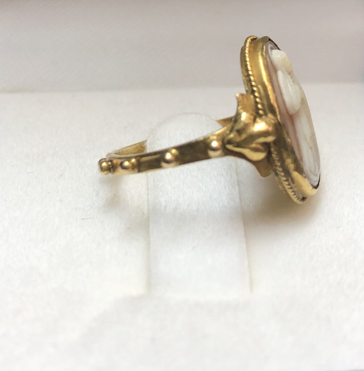 Sortija antigua de rosario (1 misterio) con camafeo de la Virgen de la Inmaculada Concepción, realizada en oro amarillo de ley 18 kts. - Imagen 2