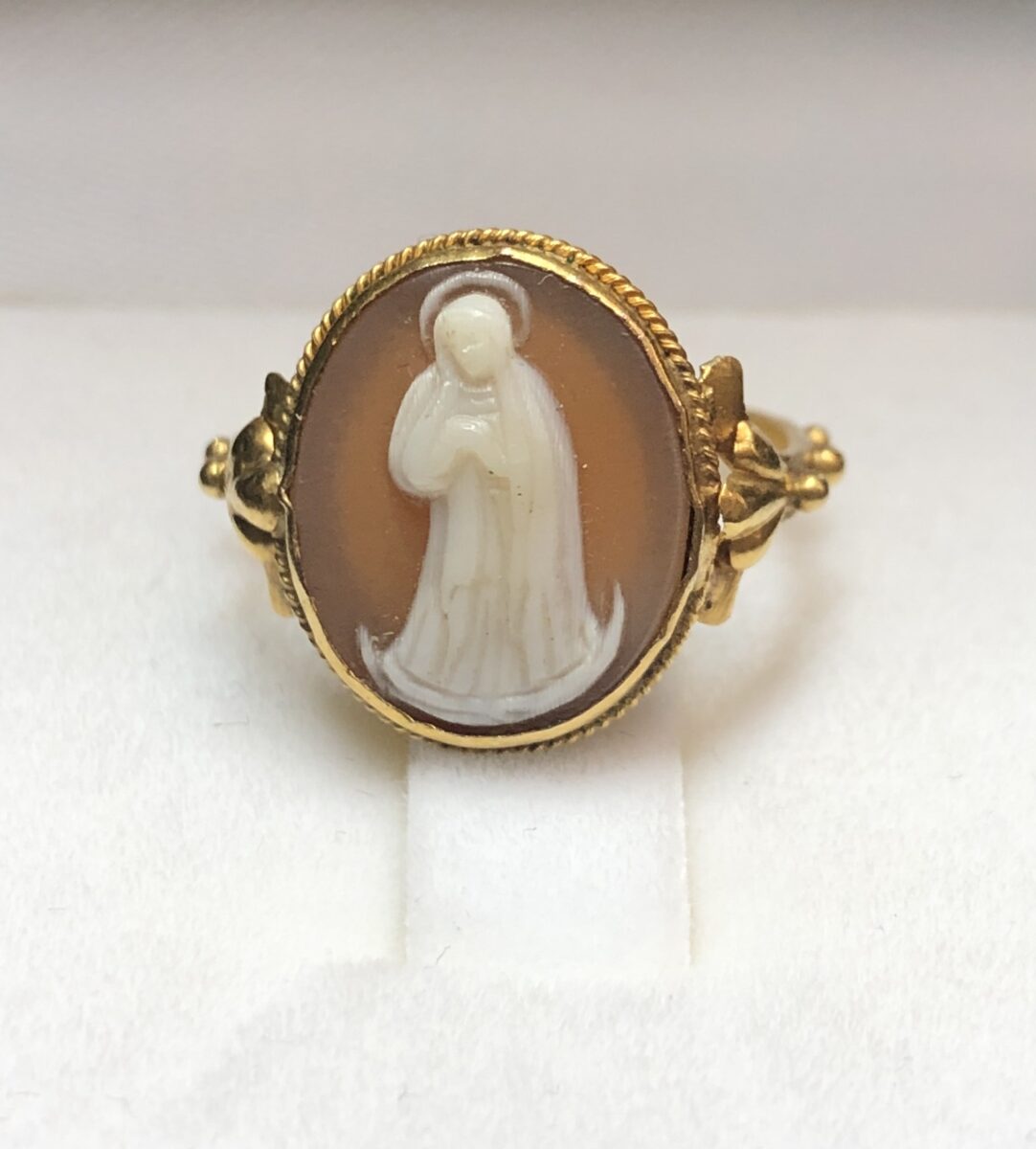 Sortija antigua de rosario (1 misterio) con camafeo de la Virgen de la Inmaculada Concepción, realizada en oro amarillo de ley 18 kts.