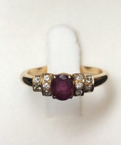 Sortija con rubí central y gallones con 0'10 cts de brillantes en total, realizada en oro amarillo de ley 18 kts.