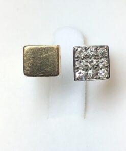 Original sortija tipo sello con dos cuadrados, uno de ellos cuajado de brillantes de 0'27 cts en total, realizada en oro de ley 18 kts.