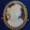 Broche de camafeo vintage con orla de perlitas en oro amarillo de ley 18 kts.