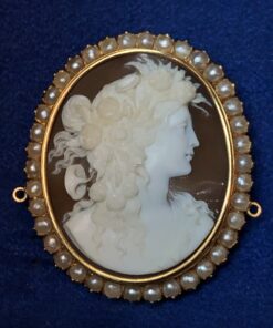Broche de camafeo vintage con orla de perlitas en oro amarillo de ley 18 kts.