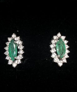 Pendientes con pareja de esmeraldas talla marquise de 0'50 cts cada una y orla de brillantes de 0'84 cts en total, realizados en oro blanco de ley 18 kts.