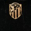 Insignia para ojal conmemorativa del Club Atlético de Madrid realizada en oro amarillo de ley 18 kts.