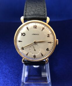 Reloj Longines vintage con esfera blanca y cronógrafo, mecanismo de cuerda, realizado en oro amarillo de ley 18 kts.