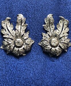 Pendientes en forma de eguzkilore cuajados de diamantes talla antigua, realizados en oro blanco de ley 18 kts.