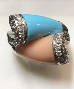 Sortija tipo "tú y yo" con placas de coral piel de ángel y turquesa azul enriquecida con 1'20 cts de brillantes en oro blanco de ley 18 kts.