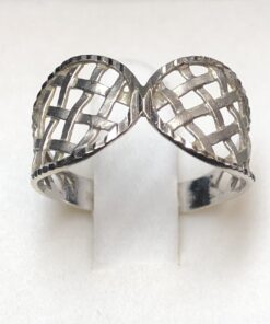 Sortija calada con motivos de red tipo celosía en oro blanco de ley 18 kts.