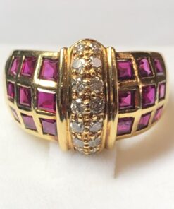 Sortija ancha con banda central de 0'30 cts de brillantes y rubíes en carré, realizada en oro amarillo de ley 18 kts.