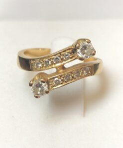 Sortija "tú y yo" con diamantes principales de 0'30 cts en total y 0'16 cts de brillantes laterales realizada en oro amarillo de ley 18 kts.