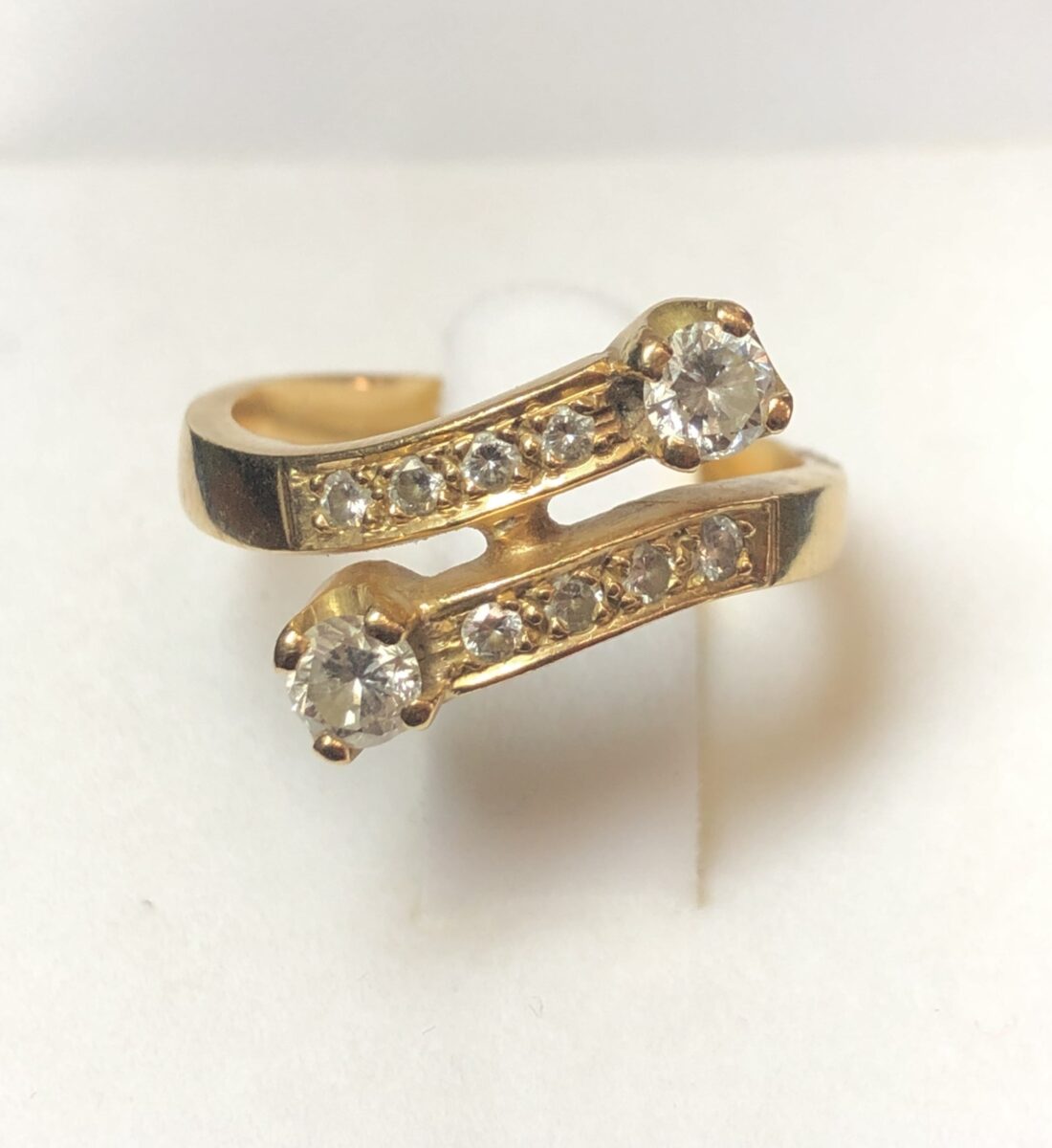 Sortija "tú y yo" con diamantes principales de 0'30 cts en total y 0'16 cts de brillantes laterales realizada en oro amarillo de ley 18 kts.