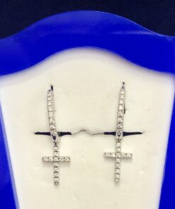 Pendientes de medio aro rematados con cruces cuajados de brillantes de 0'25 cts en total, realizados en oro blanco de ley 18 kts.