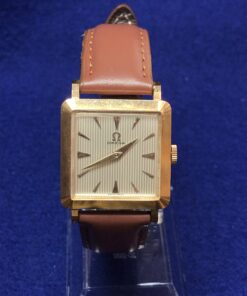 Reloj Omega Tank vintage con esfera texturizada, realizado en oro de ley 18 kts, con mecanismo de cuerda y correa original de piel genuina