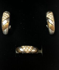 Juego vintage de pendientes y sortija con motivos triangulares cuajados de brillantes de 0'60 cts en total, realizados en oro blanco y amarillo de ley 18 kts.