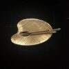Broche en forma de paleta de pintor con pinceles, realizado en oro amarillo de ley 18 kts.
