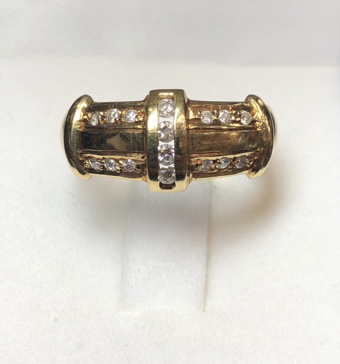 Sortija vintage (años 80) con filas de brillantes de 0'20 cts en total, realizada en oro amarillo de ley 18 kts.