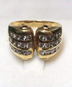 Sortija Chevalier con filas de brillantes de 1'20 cts en total y detalles en rubí en la parte superior e inferior de las torres, realizada en oro amarillo de ley 18 kts.