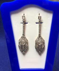 Pendientes largos Art Decó cuajados de brillantes de 1'80 cts en total, realizados en oro amarillo de ley 18 kts con vistas en platino