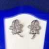 Pendientes en forma de hoja cuajados de diamantes de 0'30 cts (aprox.) en total, realizados en oro blanco de ley 18 kts.