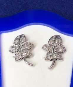 Pendientes en forma de hoja cuajados de diamantes de 0'30 cts (aprox.) en total, realizados en oro blanco de ley 18 kts.