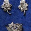 Juego de pendientes y sortija en forma de hoja cuajados de diamantes de 0'70 cts (aprox.) en total, realizados en oro blanco de ley 18 kts.