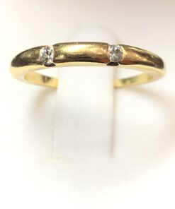 Sortija con dos brillantes de 0'08 cts en total, realizada en oro amarillo de ley 18 kts.