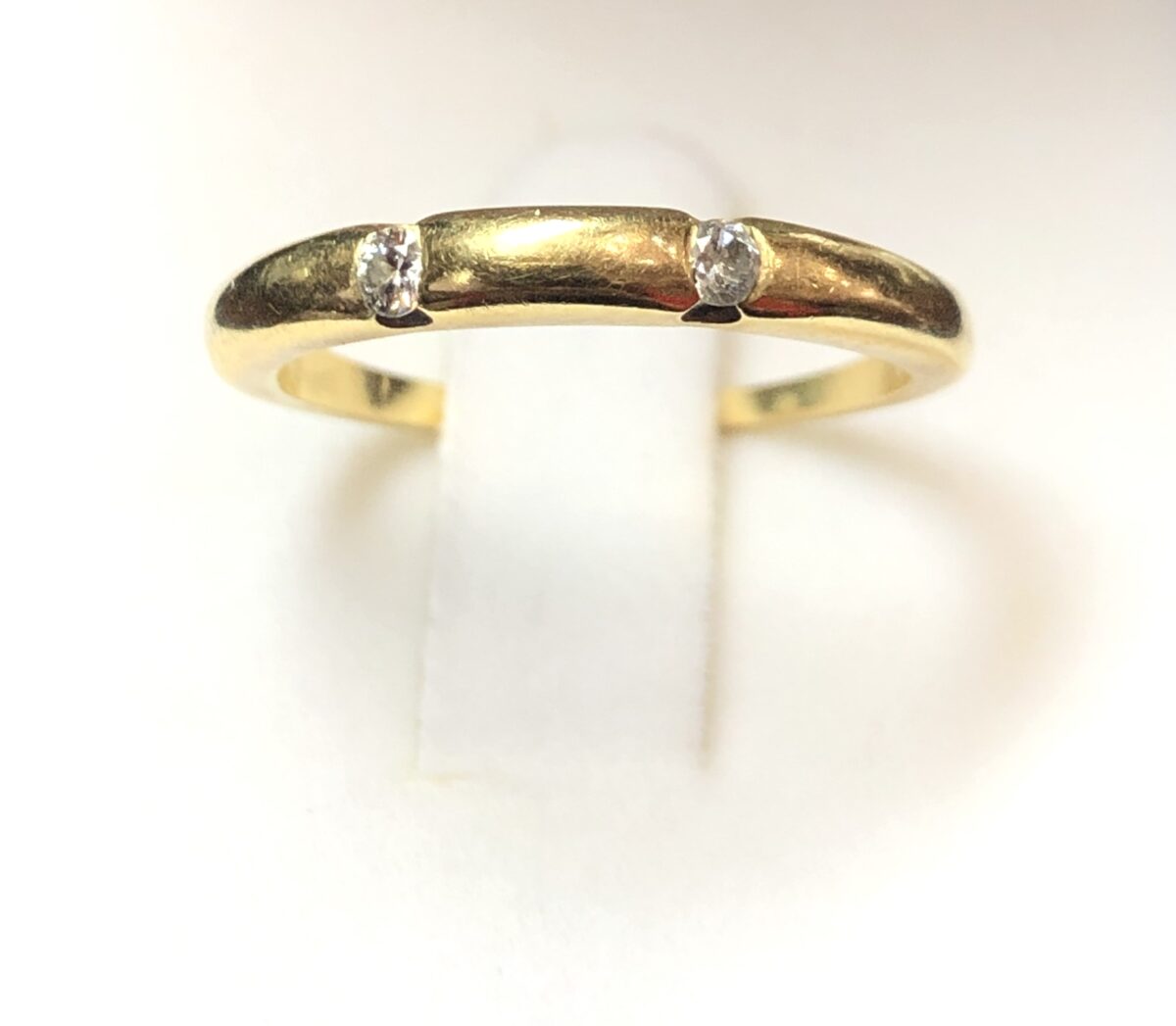 Sortija con dos brillantes de 0'08 cts en total, realizada en oro amarillo de ley 18 kts.