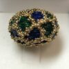 Sortija bombé con textura granulada y esmalte al fuego color verde y azul tipo cloisonné, realizado en oro amarillo de ley 18 kts.