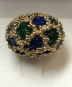 Sortija bombé con textura granulada y esmalte al fuego color verde y azul tipo cloisonné, realizado en oro amarillo de ley 18 kts.