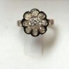 Preciosa sortija de época isabelina (finales del s. XIX) en forma de flor, con diamantes talla rosa de 0'70 cts en total, con esmaltado negro, realizado en oro amarillo de ley 18 kts.