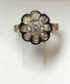 Preciosa sortija de época isabelina (finales del s. XIX) en forma de flor, con diamantes talla rosa de 0'70 cts en total, con esmaltado negro, realizado en oro amarillo de ley 18 kts.