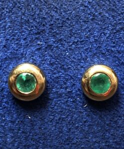 Pendientes con auténticas esmeraldas colombianas en chatón, realizados en oro amarillo de ley 18 kts.
