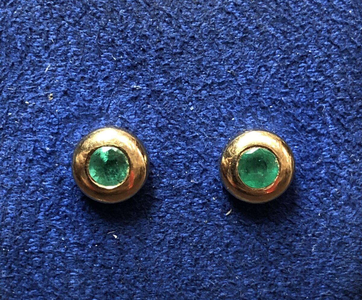Pendientes con auténticas esmeraldas colombianas en chatón, realizados en oro amarillo de ley 18 kts.
