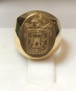Sello con escudo de armas, para el dedo meñique, realizado en oro amarillo de ley 18 kts.