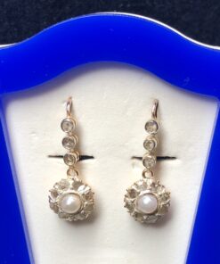 Pendientes largos con rematados en rosetón cuajados de diamantes y perlas naturales, realizados en oro amarillo de ley 18 kts.